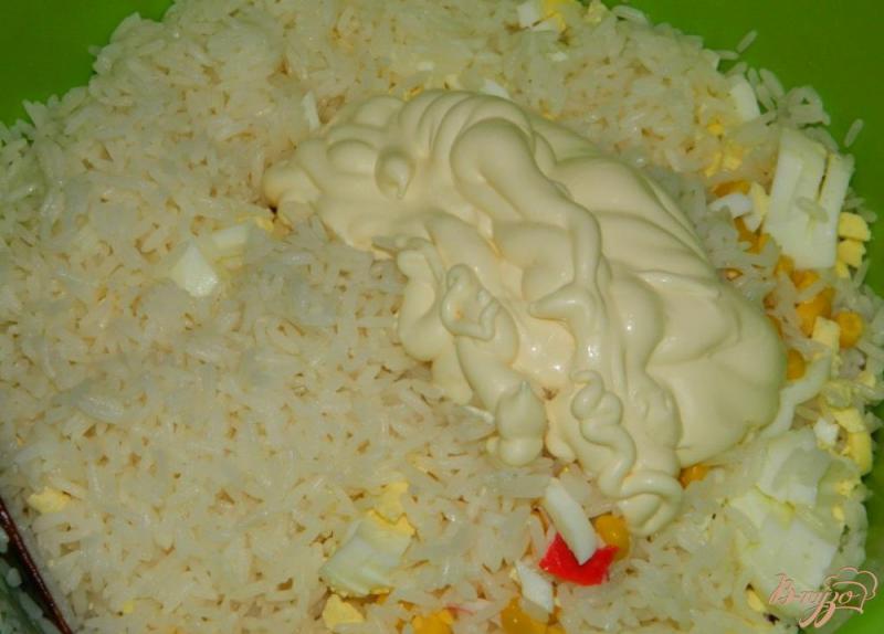 Фото приготовление рецепта: Салат с рисом, кукурузой и крабовым мясом шаг №5