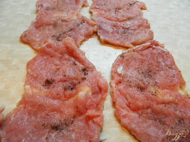 Фото приготовление рецепта: Свиные рулеты с мандарином и черносливом шаг №2