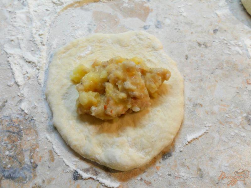 Фото приготовление рецепта: Жареные пирожки с картофелем и куриным фаршем шаг №4