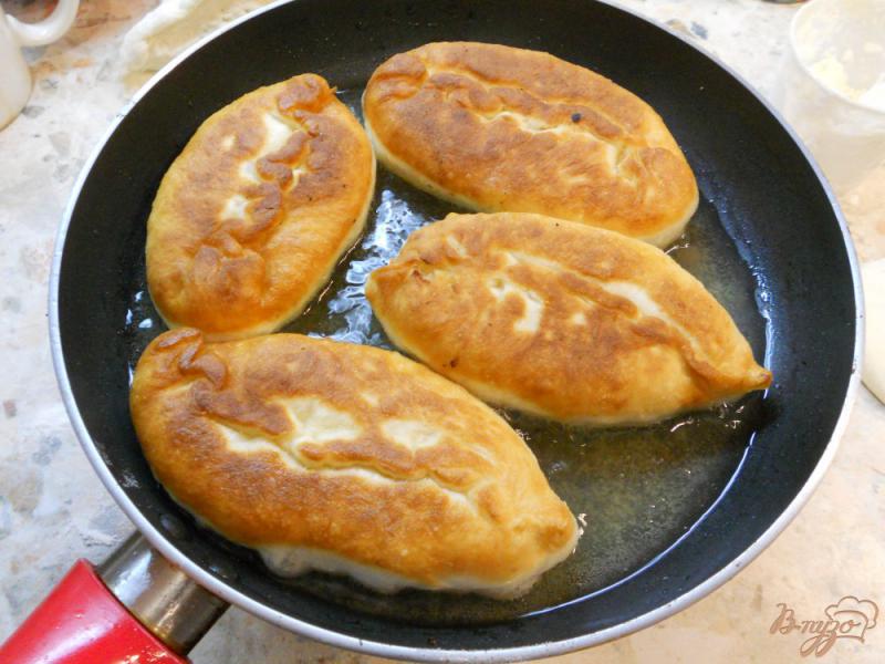 Фото приготовление рецепта: Жареные пирожки с картофелем и куриным фаршем шаг №6