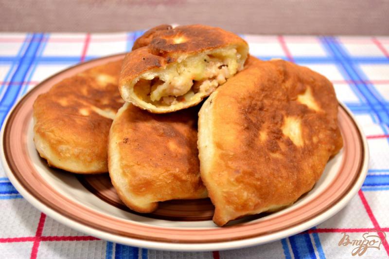 Фото приготовление рецепта: Жареные пирожки с картофелем и куриным фаршем шаг №7