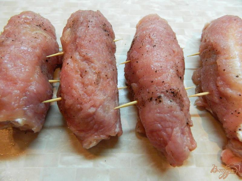 Фото приготовление рецепта: Свиные рулеты с мандарином и черносливом шаг №5