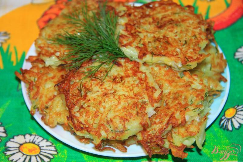 Фото приготовление рецепта: Картофельные драники с луком и зеленью шаг №6