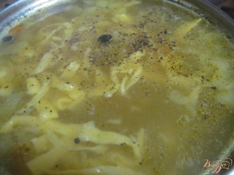 Фото приготовление рецепта: Суп с домашней лапшой шаг №6