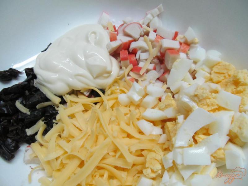Фото приготовление рецепта: Крабовый салат с черносливом шаг №2