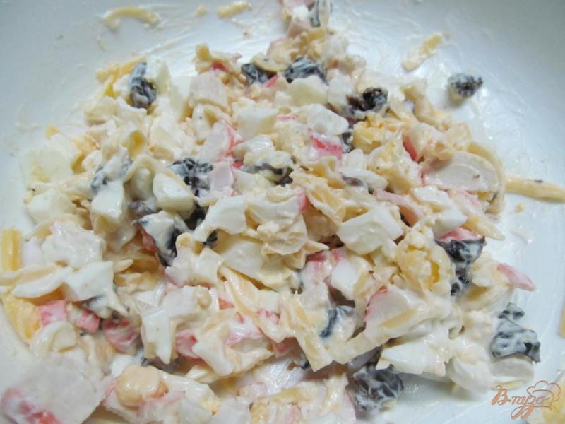 Фото приготовление рецепта: Крабовый салат с черносливом шаг №3