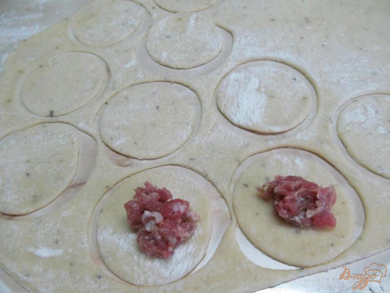 Фото приготовление рецепта: Пельмени на картофельном тесте шаг №4