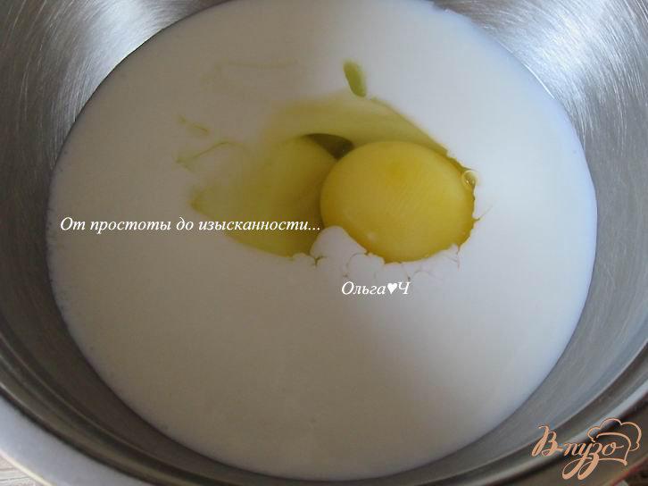 Фото приготовление рецепта: Оладьи на кислом молоке со сливами шаг №1