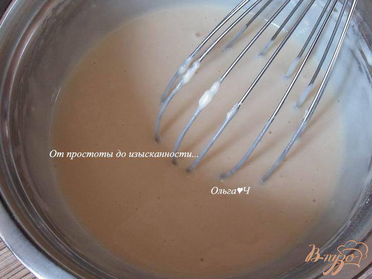 Фото приготовление рецепта: Оладьи на кислом молоке со сливами шаг №3