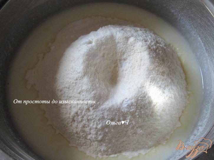 Фото приготовление рецепта: Оладьи на кислом молоке со сливами шаг №2