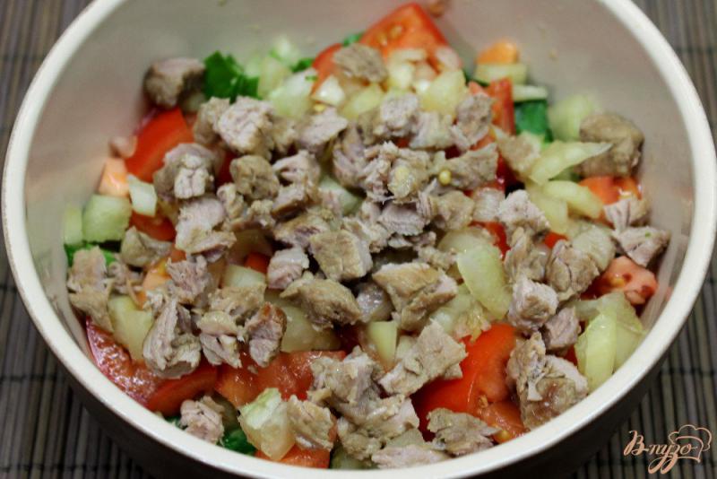 Фото приготовление рецепта: Салат из помидор со свининой и шпинатом шаг №4