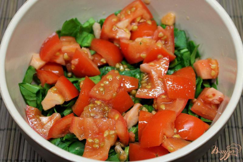 Фото приготовление рецепта: Салат из помидор со свининой и шпинатом шаг №2