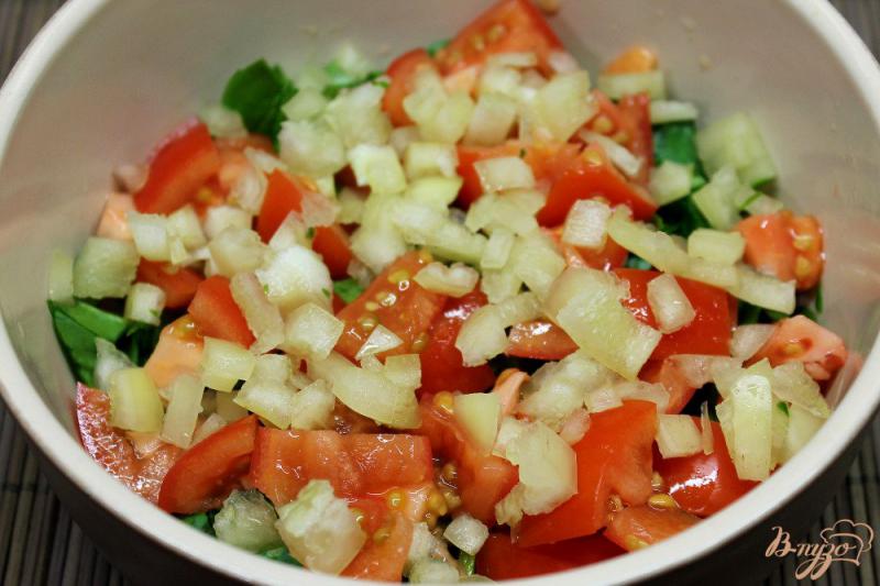 Фото приготовление рецепта: Салат из помидор со свининой и шпинатом шаг №3