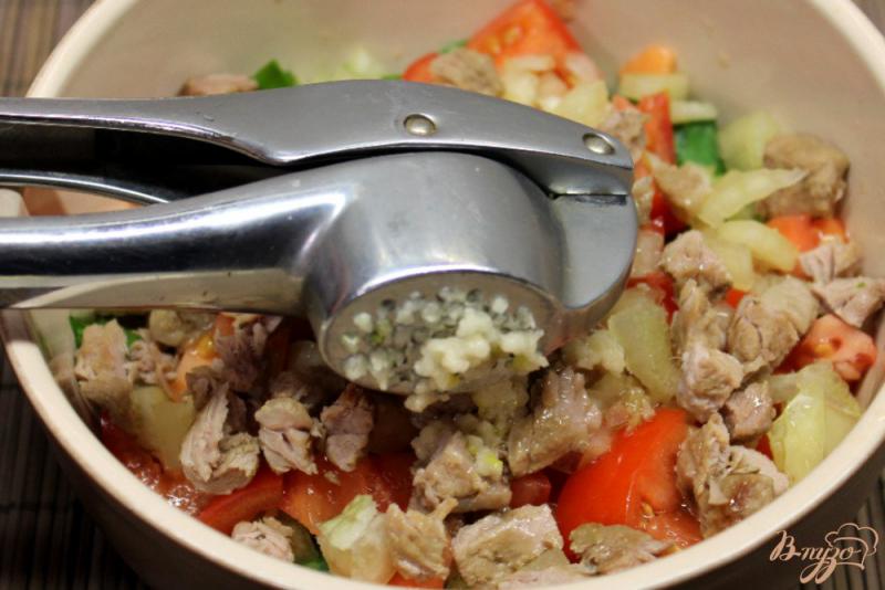 Фото приготовление рецепта: Салат из помидор со свининой и шпинатом шаг №5