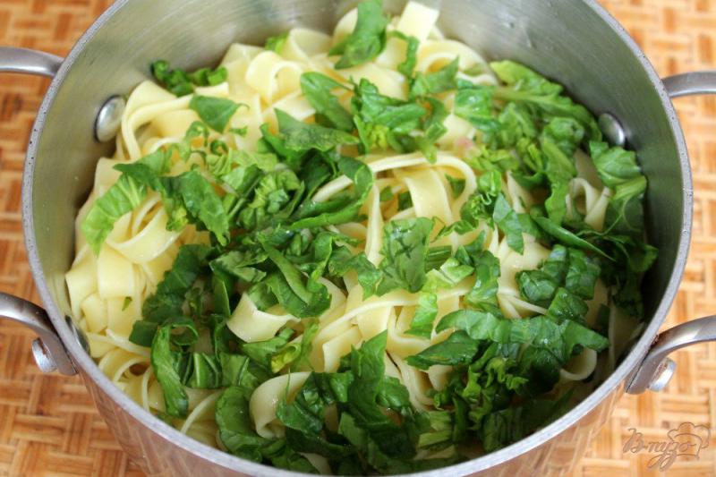 Фото приготовление рецепта: Паста фетучини со шпинатом и черри шаг №3