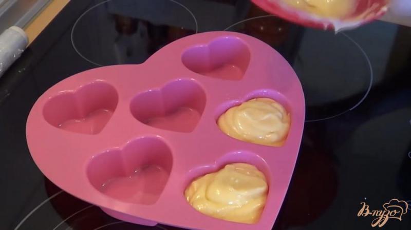 Фото приготовление рецепта: Шоколадные мафины в форме сердца шаг №3