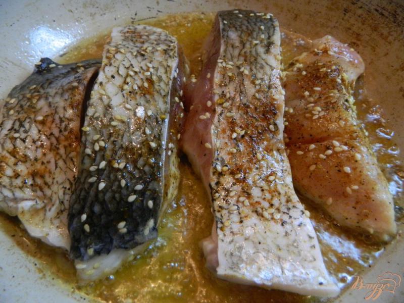 Фото приготовление рецепта: Жареная рыба с огуречным соусом шаг №4