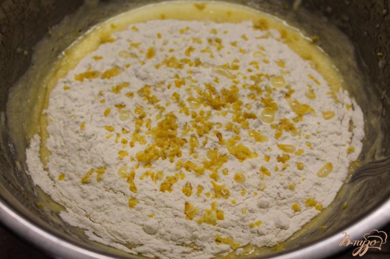 Фото приготовление рецепта: Песочное печенье с лимоном шаг №3
