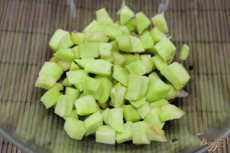 Фото приготовление рецепта: Салат из помидор с бужениной и яблоком шаг №2