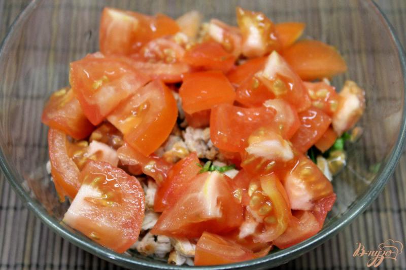 Фото приготовление рецепта: Салат из помидор с бужениной и яблоком шаг №5