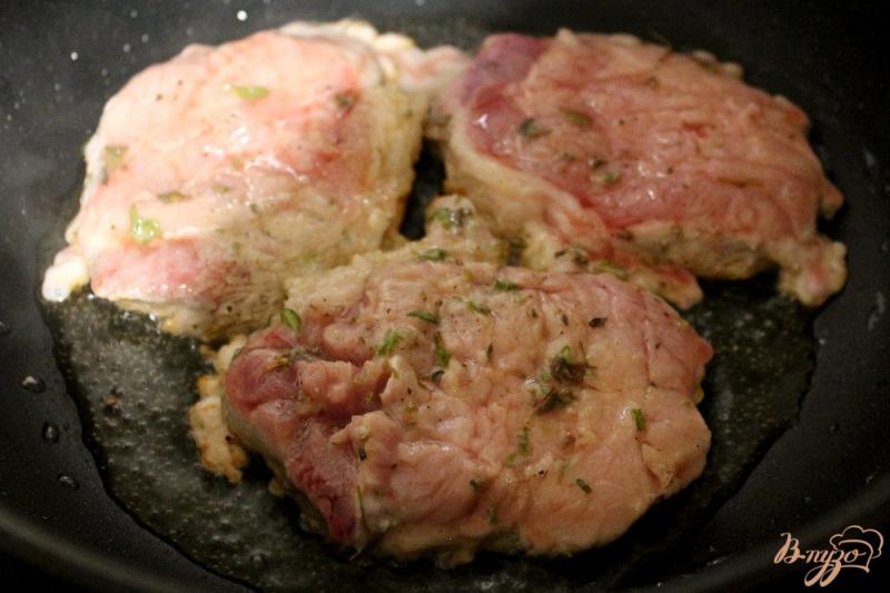 Фото приготовление рецепта: Свинина маринованная в кефире и соевом соусе шаг №5