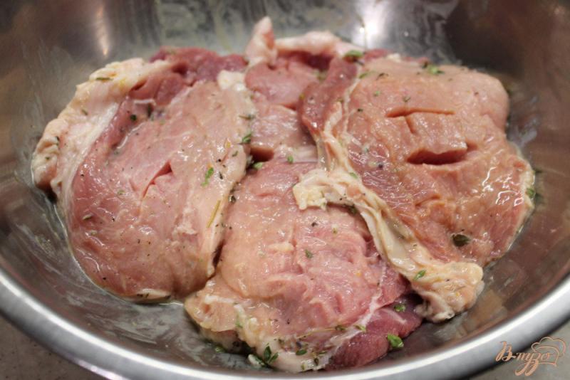 Фото приготовление рецепта: Свинина маринованная в кефире и соевом соусе шаг №4