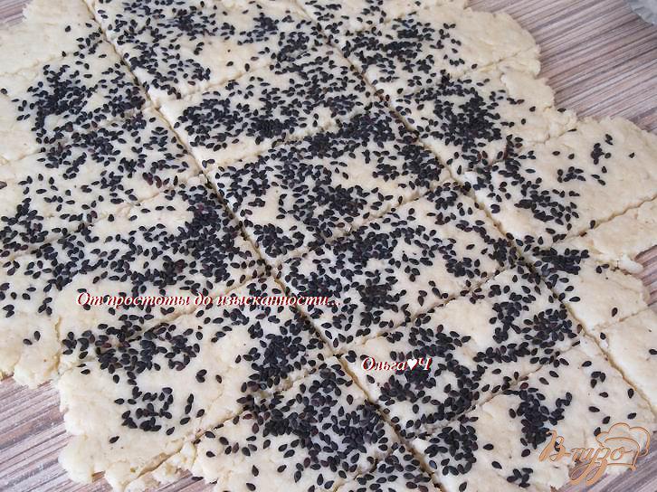 Фото приготовление рецепта: Сырное печенье с чесноком и кунжутом шаг №5