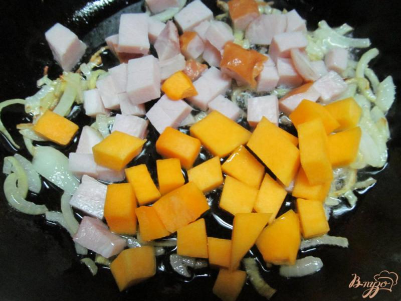 Фото приготовление рецепта: Домашние макароны с тыквой и кукурузой шаг №7