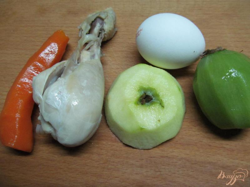 Фото приготовление рецепта: Куриный салат с яблоком и киви шаг №1