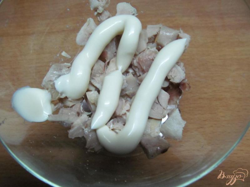 Фото приготовление рецепта: Куриный салат с яблоком и киви шаг №2