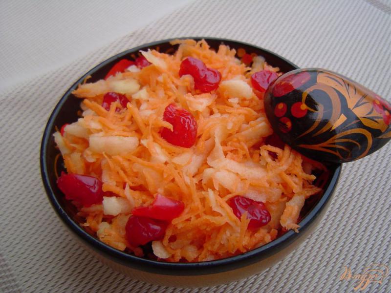 Фото приготовление рецепта: Салат из моркови, яблок и вяленой вишни шаг №4