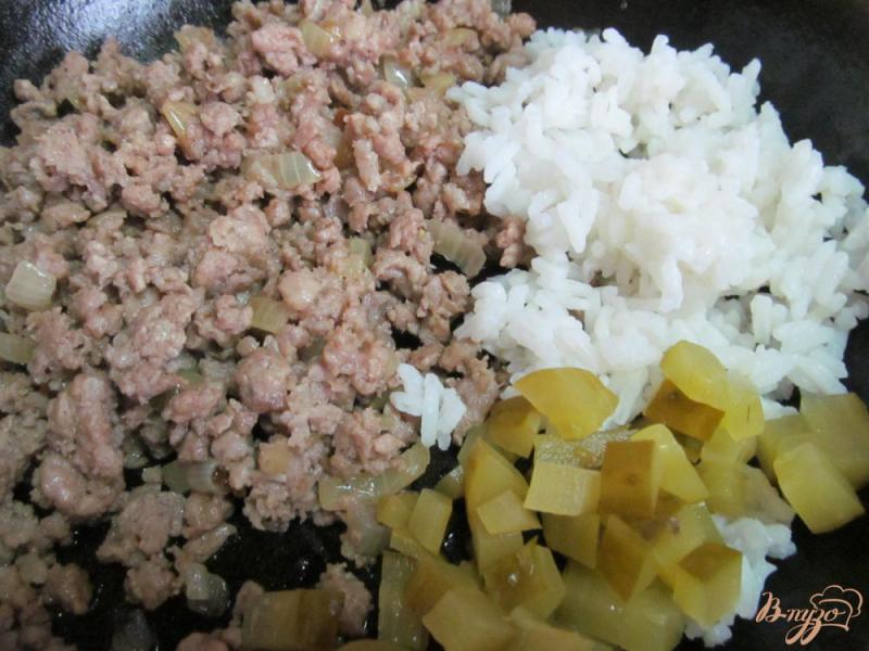 Фото приготовление рецепта: Блины фаршированные мясным фаршем с огурцами шаг №4