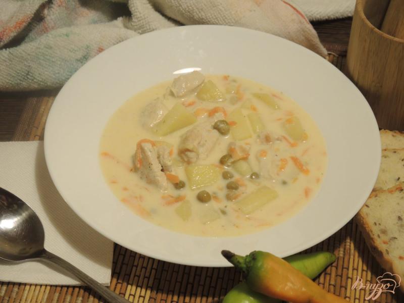 Фото приготовление рецепта: Сырный суп с зеленым горошком шаг №6