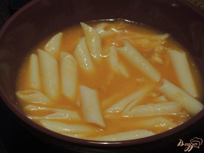 Фото приготовление рецепта: Томатный суп с макаронами шаг №7