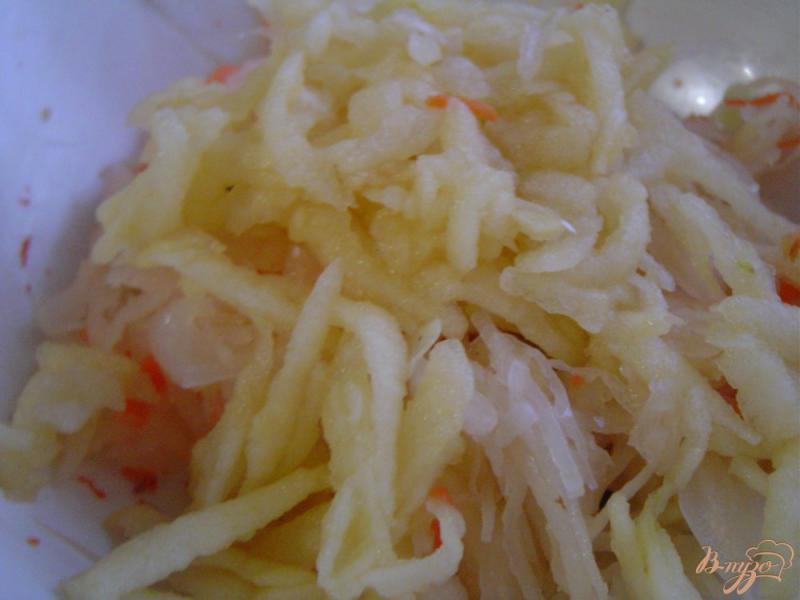Фото приготовление рецепта: Пикантный салат из квашеной капусты, яблок и меда шаг №1