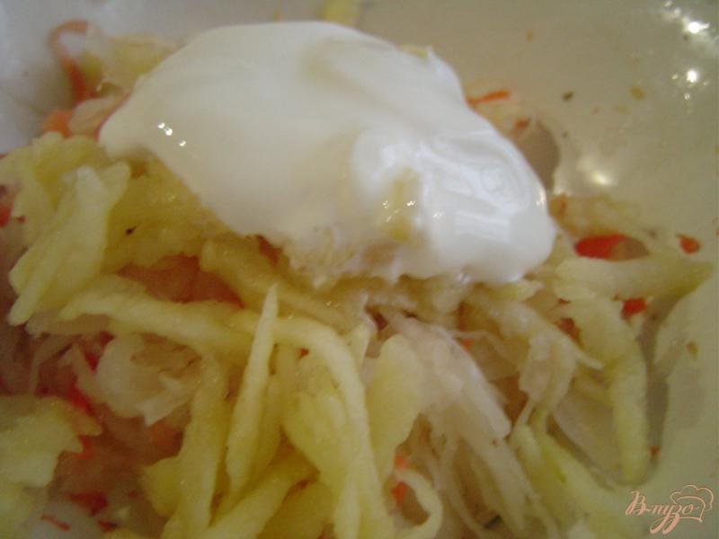 Фото приготовление рецепта: Пикантный салат из квашеной капусты, яблок и меда шаг №2