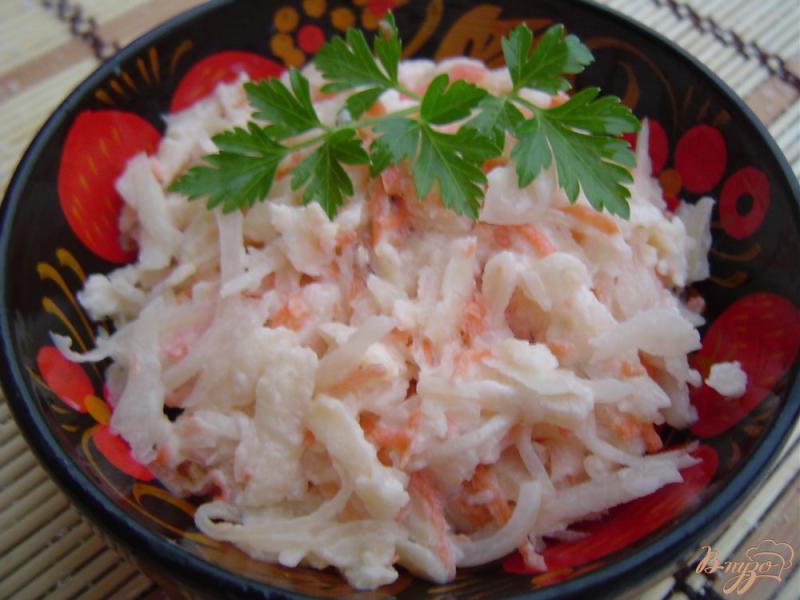 Фото приготовление рецепта: Пикантный салат из квашеной капусты, яблок и меда шаг №4
