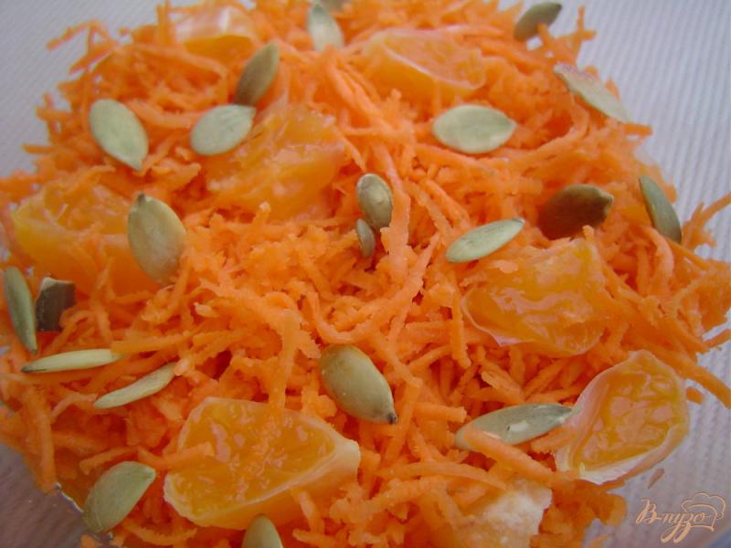 Фото приготовление рецепта: Морковный салат с мандаринами и тыквенными семечками шаг №4