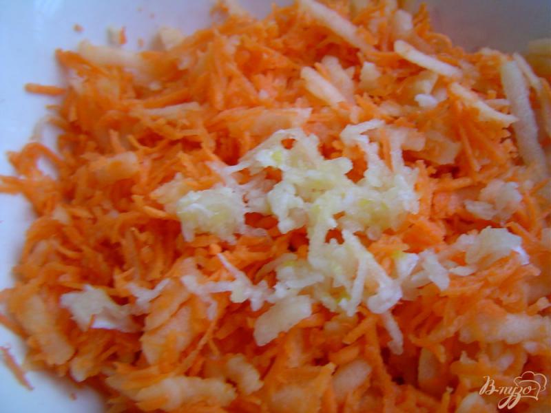 Фото приготовление рецепта: Салат из моркови, яблок, орехов и чеснока шаг №3
