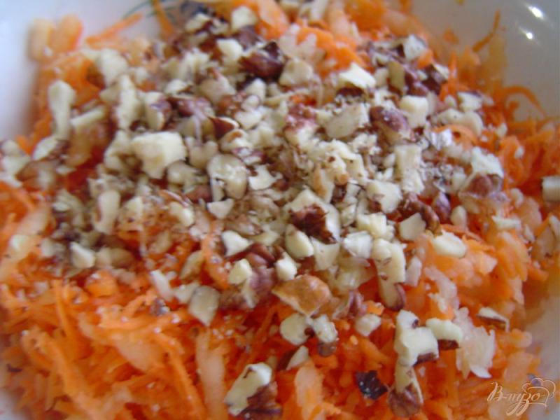 Фото приготовление рецепта: Салат из моркови, яблок, орехов и чеснока шаг №5