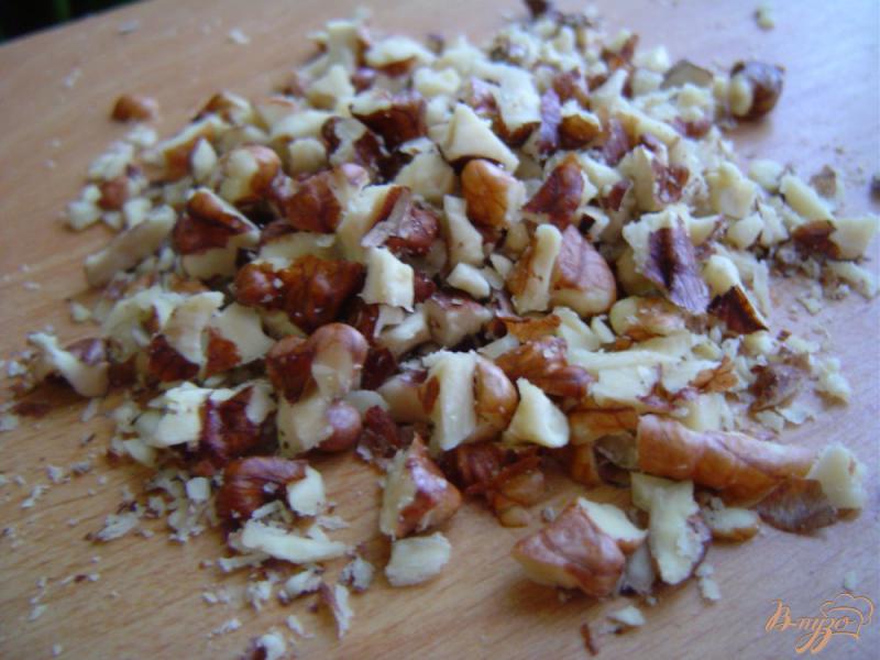 Фото приготовление рецепта: Салат из моркови, яблок, орехов и чеснока шаг №4