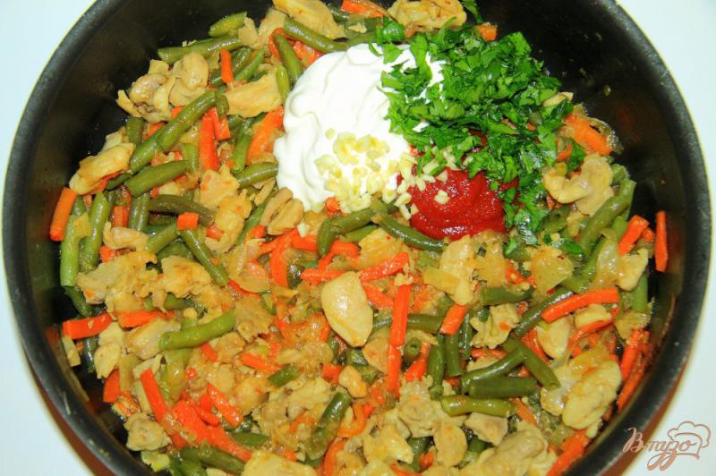 Фото приготовление рецепта: Стручковая фасоль с куриным филе и овощами на сковороде шаг №6