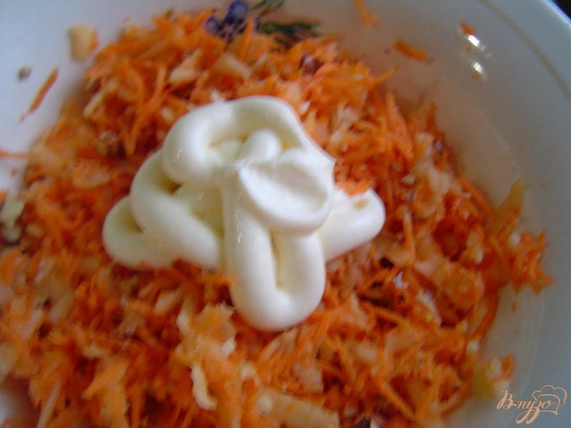 Фото приготовление рецепта: Салат из моркови, яблок, орехов и чеснока шаг №6