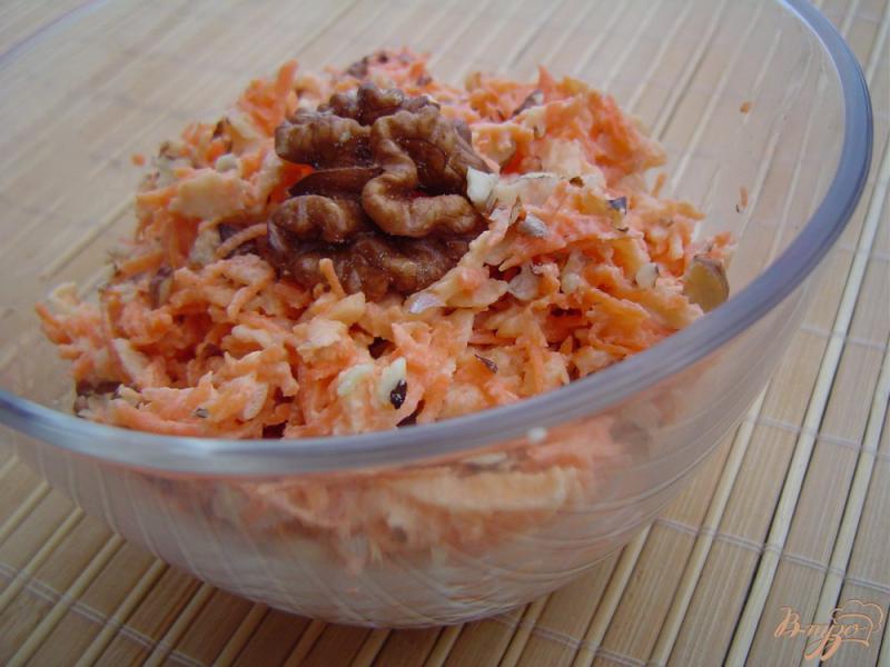 Фото приготовление рецепта: Салат из моркови, яблок, орехов и чеснока шаг №7