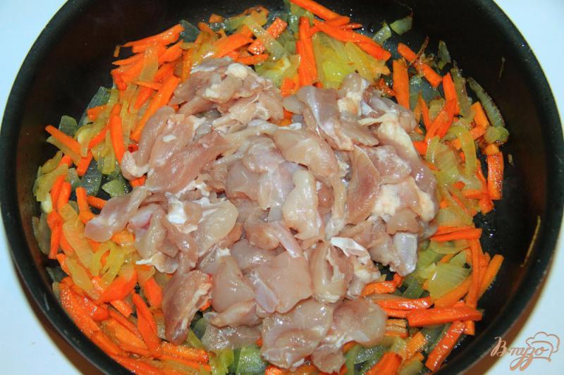 Фото приготовление рецепта: Стручковая фасоль с куриным филе и овощами на сковороде шаг №3