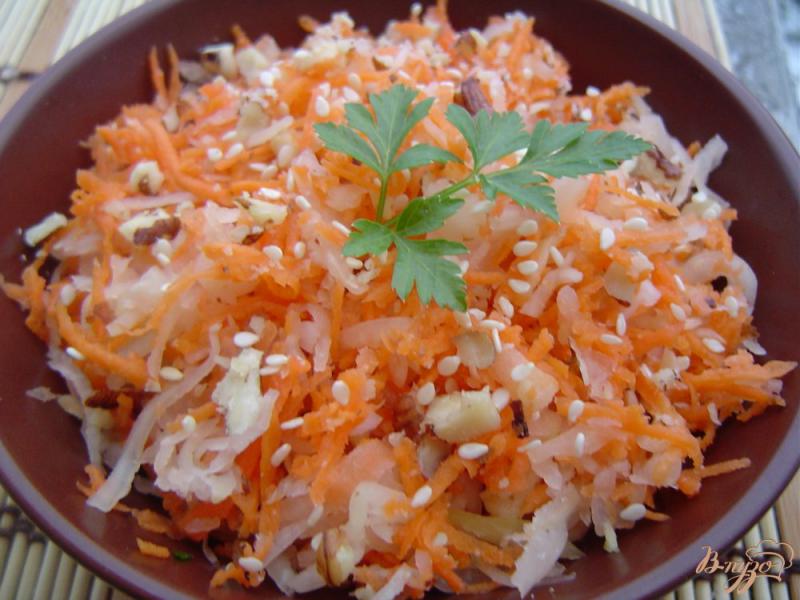 Фото приготовление рецепта: Салат из моркови, квашеной капусты, орехов и кунжута шаг №5