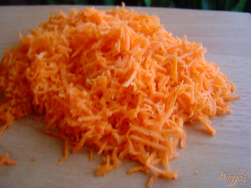 Фото приготовление рецепта: Салат из моркови, груши и миндалем шаг №2