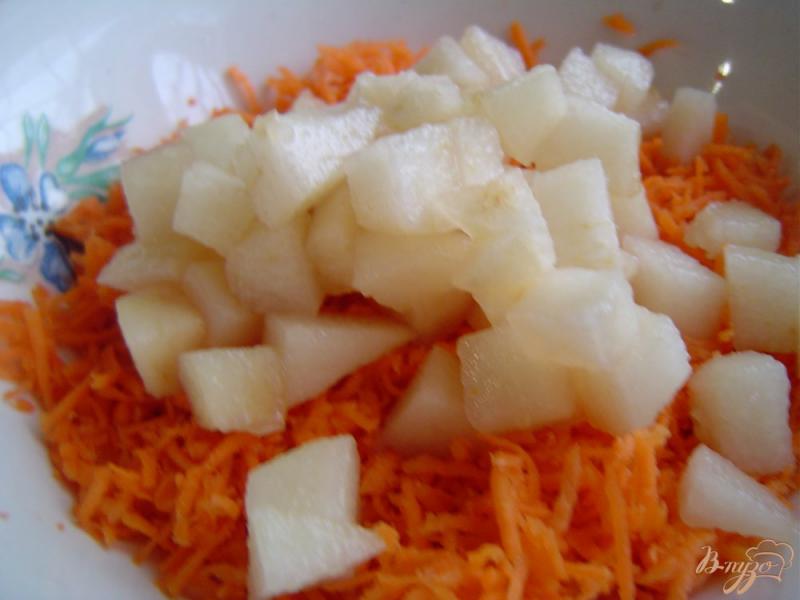 Фото приготовление рецепта: Салат из моркови, груши и миндалем шаг №3