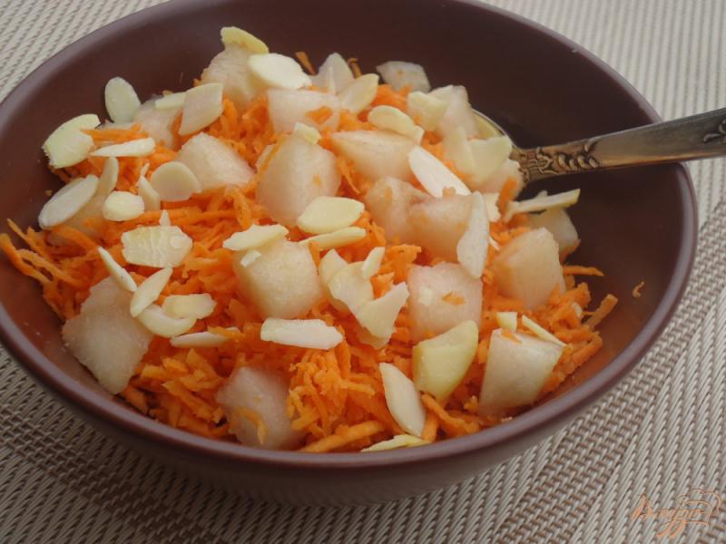 Фото приготовление рецепта: Салат из моркови, груши и миндалем шаг №4