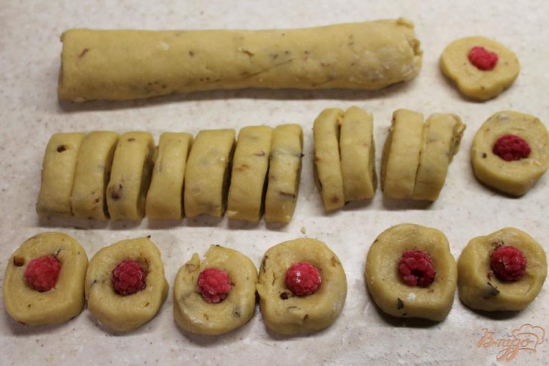 Фото приготовление рецепта: Ореховое печенье с малиной шаг №5